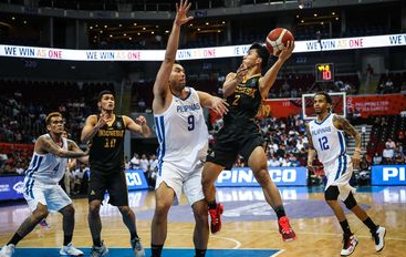 Perbedaan Aturan Defensive dan Offensive Foul di Basket